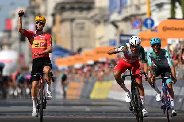Fredrik Dversnes (Uno-X) gana la etapa 15 del Giro d´Italia 2026