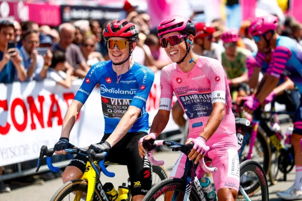 Afonso Eulálio (Bahrain Victorious) y Jonas Vingegaard (Visma - Lease a Bike) antes de la etapa 13 del Giro d´Italia