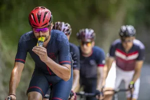 Científicos logran la revolución nutricional que UAE no pudo: que los ciclistas se coman a su “villano”