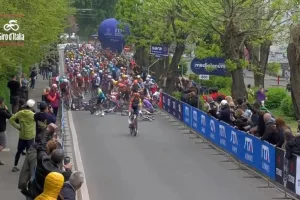 ¿El Giro pierde ya a dos de sus principales velocistas? Preocupación por Groves y Groenewegen tras la caída múltiple