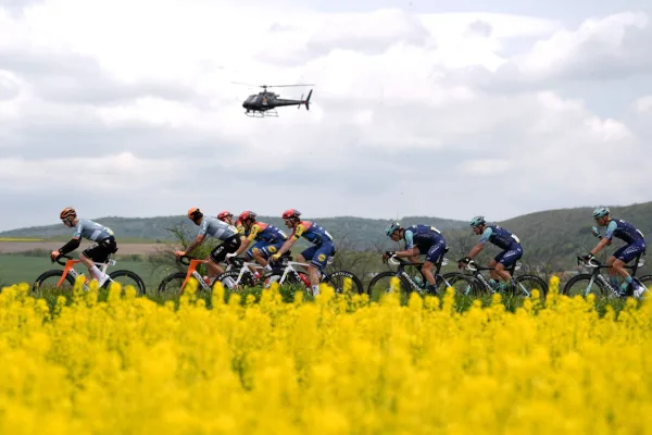 El pelotón durante la etapa 2 del Giro d´Italia 2026