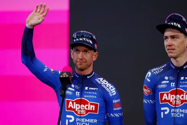 Kaden Groves (Alpecin - Premier Tech) en la presentación de equipos del Giro d´Italia 2026