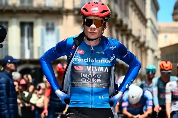 Jonas Vingegaard (Visma - Lease a Bike) con la maglia azzurra de mejor escalador del Giro d´Italia 2026