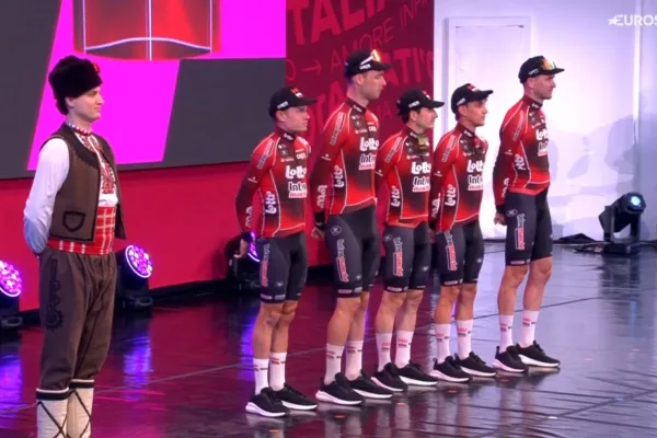 Solo cinco de los ocho ciclistas de Lotto-Intermarché estuvieron en la presentación de equipos del Giro d´Italia 2026.