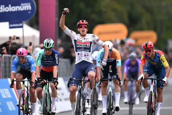 Paul Magnier (Soudal Quick-Step) gana la etapa 1 del Giro d´Italia 2026