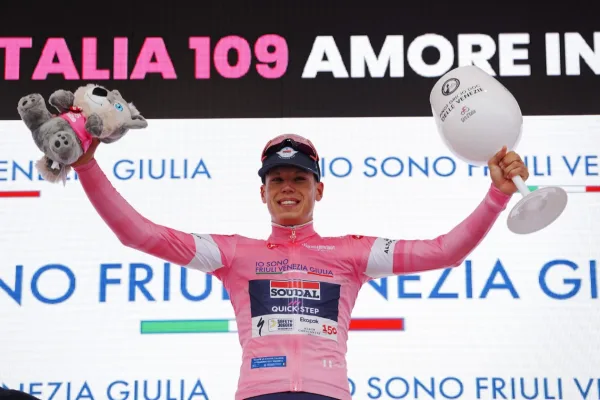 Paul Magnier (Soudal - QuickStep) se viste de rosa tras ganar la primera etapa del Giro d´Italia 2026