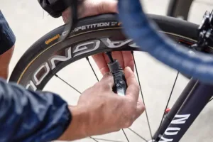 De lavar bicicletas a la caravana: El mecánico que se convirtió en director deportivo
