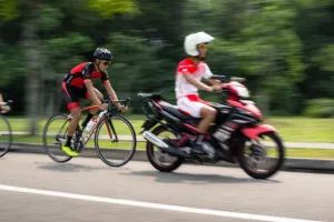 “Es una carrera, no un set de cine”: Adam Hansen sale al cruce por la ayuda de las motos a los corredores