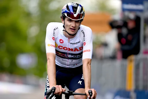 Giulio Pellizzari (Red Bull - BORA - hansgrohe) al llegar a meta en la etapa 9 del Giro d`Italia 2026