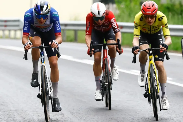 Giulio Pellizzari (Red Bull - Bora), Lennert van Eetvelt (Lotto - Intermarché) y Jonas VIngegaard (Visma - Lease a Bike) en la segunda etapa del Giro d´Italia 2026