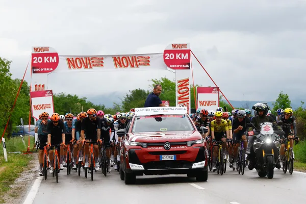 El pelotón neutralizado tras la caída masiva de la etapa 2 del Giro d´Italia 2026