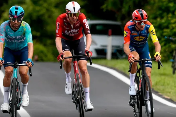 Diego Ulissi (XDS Astana), Toon Aerts (Lotto - Intermarché) y Giulio Ciccone (Lidl-Trek) en la etapa 9 del Giro d´Italia 2026