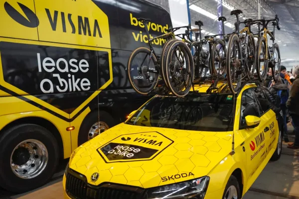 Coche y autobus del equipo Visma - Lease a BIke