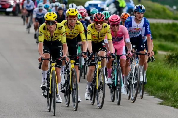 Davide Piganzoli, Sepp Kuss y Jonas Vingegaard (Visma - Lease a Bike) en el Giro d´Italia 2026