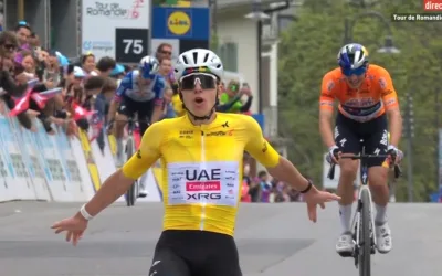 Tadej Pogacar (UAE Team Emirates) vence a Florian Lipowitz (Red Bull BORA) en la sexta etapa del Tour de Romandía 2026