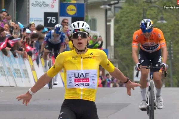 Tadej Pogacar (UAE Team Emirates) vence a Florian Lipowitz (Red Bull BORA) en la sexta etapa del Tour de Romandía 2026