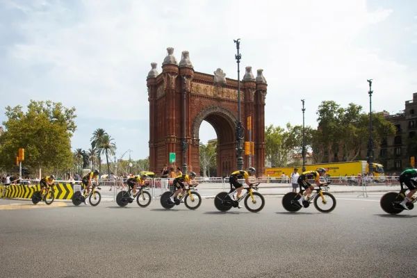 Ciclistas pasando por Barcelona