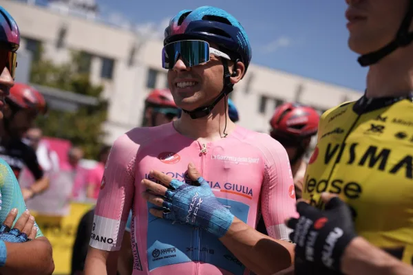 Thomas Guillermo Silva (XDS Astana) con la malla de líder en la tercera etapa del Giro d´Italia 2026