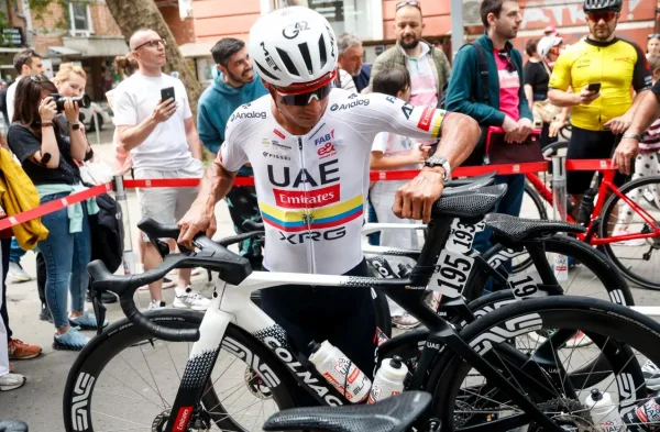 Jhonatan Narvaéz y una bicicleta de UAE en el Giro d´Italia 2026