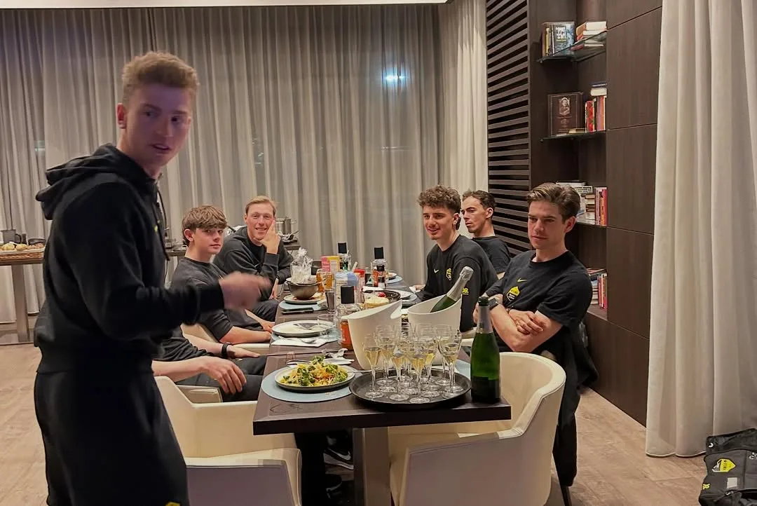Matthew Brennan, Matisse Van Kherckove, Wout van Aert, Timo Kielich, Pietro Mattio y Cristophe Laporte