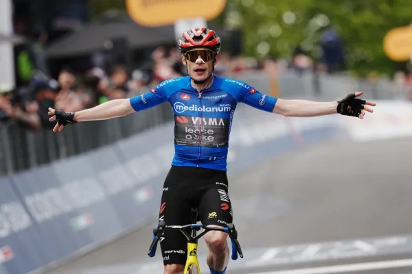 Jonas Vingegaard (Visma - Lease a Bike) gana la etapa 9 del Giro d´Italia 2026