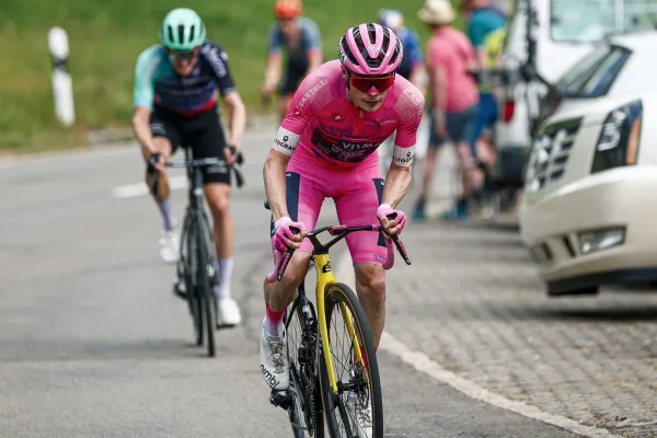 Jonas Vingegaard (Visma - Lease a Bike) ataca en la etapa 16 del Giro d´Italia 2026