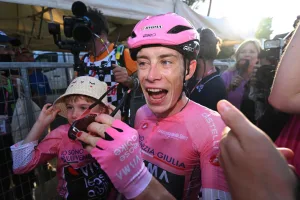 Jonas Vingegaard se quiebra en llanto tras ganar el Giro: “Tener a mi familia aquí me lleva a las lágrimas”