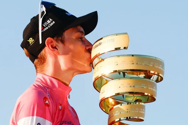Jonas Vingegaard (Visma - Lease a Bike) y el Trofeo Senza Fine del Giro d´Italia 2026