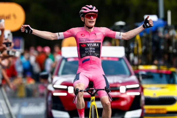 Jonas Vingegaard (Visma - Lease a Bike) gana la etapa 16 del Giro d´Italia 2026