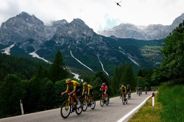 El pelotón y Visma - Lease a Bike en el Giro d´italia 2026
