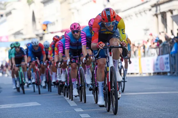 El tren de Lidl-Trek con Max Walscheid a la cabeza intenta alcanzar a la fuga en la etapa 15 del Giro d`Italia