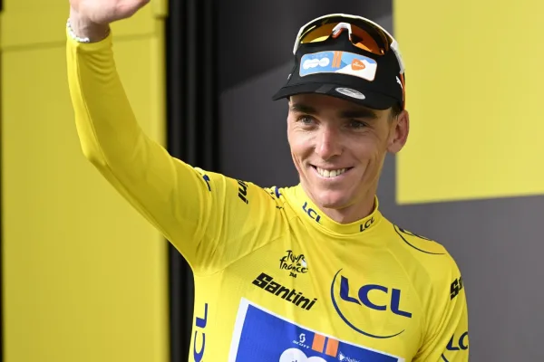 Romain Bardet al vestir la malla amarilla en el Tour de France 2024