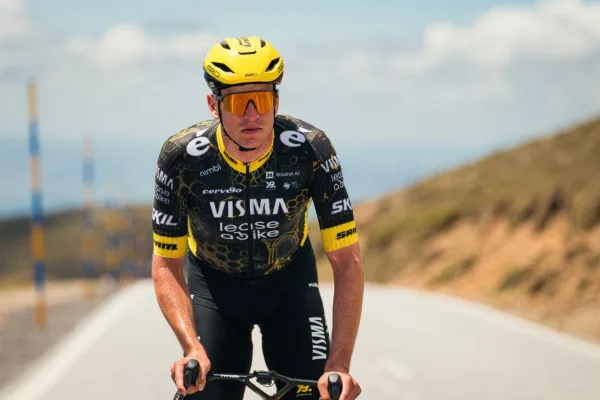 Edoardo Affini con la camiseta especial para el Tour de France 2026