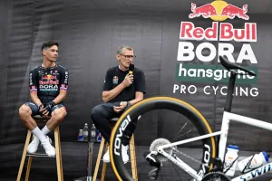 Ex jefe de Red Bull omite a Remco Evenepoel como candidato para el podio