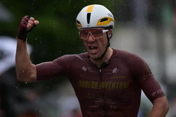 Ben Oliver (Modern Adventure) al ganar la etapa 2 del Tour de Valonia 2026