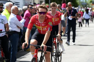 Fue top 10 y sobrevivió al Giro una semana y media con cuatro huesos rotos