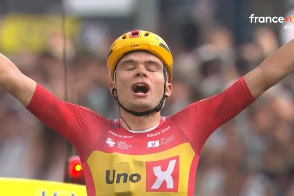 Anthon Charming (Uno-X) gana la etapa 2 del Tour Auvergne Rhone Alpes 2026