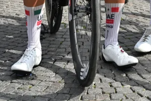El arma secreta de Isaac Del Toro: Los misteriosos prototipos de zapatillas que desarrolla para el Tour de France