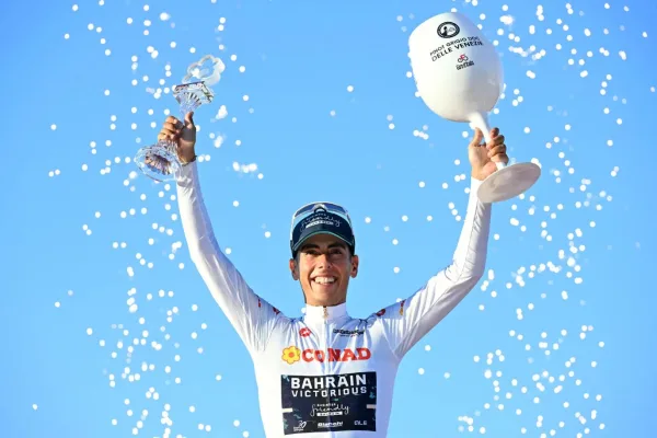 Afonso Eulálio (Bahrain Victorious) en el podio de la última etapa del Giro d´Italia 2026 recibiendo la malla blanca
