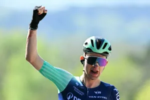 El accidente de Seixas reavivó el debate: los ciclistas que prefieren usar guantes y los que no