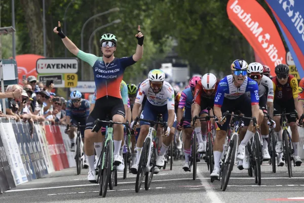 Olav Kooij (Decahtlon CMA CGM) gana la etapa 2 de la Boucles de la Mayenne 2026