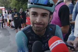 Lenny Martínez tras su épico duelo con Pogacar: “Obviamente no le voy a pedir que me deje ganar”