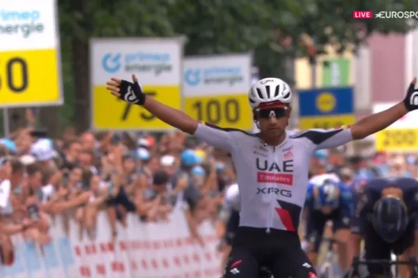 Jhonatan Narvaéz (UAE) gana la tercera etapa del Tour de Suiza 2026.