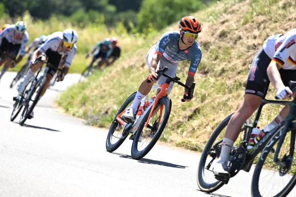 Oscar Onley (Netcompany Ineos) en el Tour Auvergne - Rhone - Alpes 2026