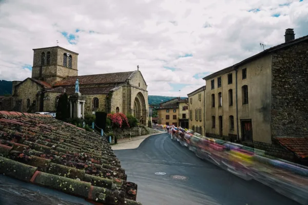 El pelotón en la etapa 4 del Tour Auvergne Rhone Alpes 2026
