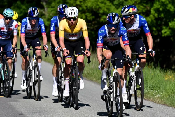 Tadej Pogacar (UAE) y el Red Bull - BORA de Primoz Roglic en el Tour de Suiza 2026