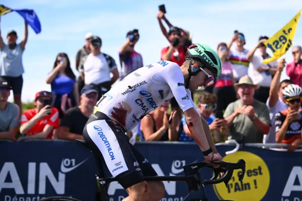 Paul Seixas (Decathlon CMA CGM) ensangrentado en la etapa 7 del Tour Auvergne - Rhone - Alpes 2026