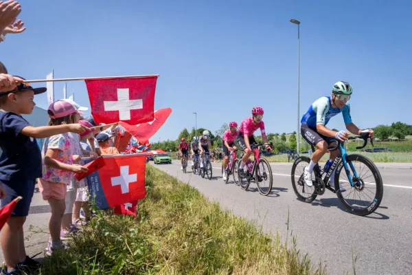 El pelotón en el Tour de Suiza 2025