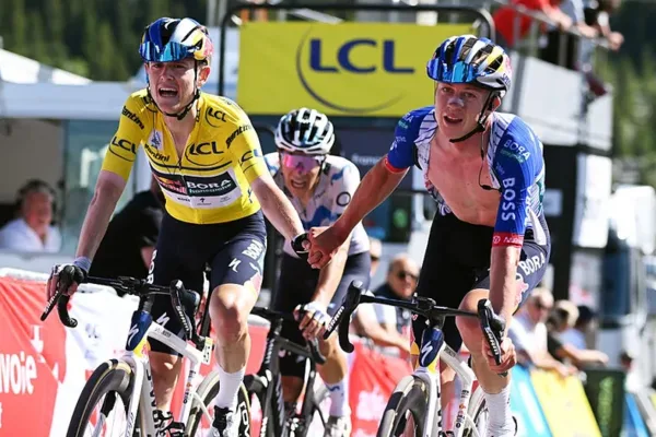 Luke Tuckwell y Maxim Van Gils (Red Bull - Bora) en la octava etapa del Tour Auvergne - Rhone - Alpes