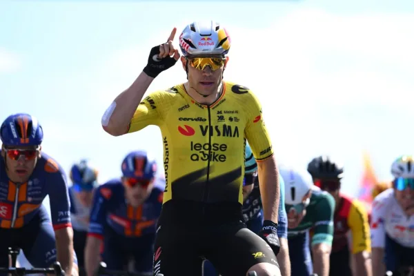 Wout van Aert (Visma - Lease a Bike) gana la etapa 5 del Tour Auvergne Rhone Alpes 2026